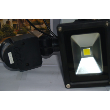 Foco LED con sensor panel fotovoltaico 10W 20W calor frio