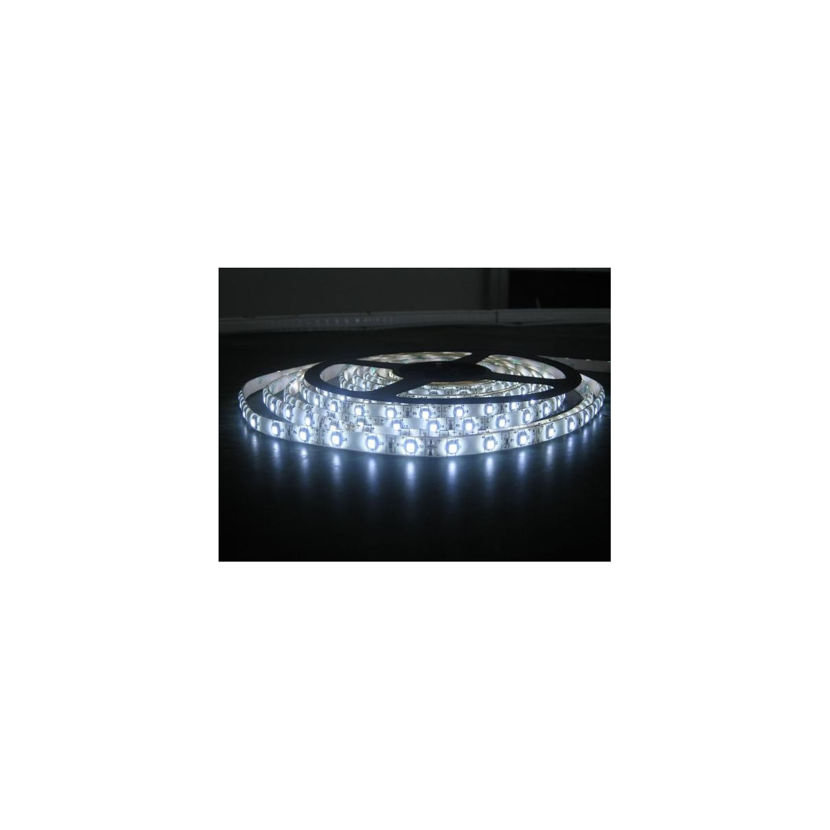 Rollo 5 metros tira LED adhesiva smd 5050 tri-chip IP65 blanco